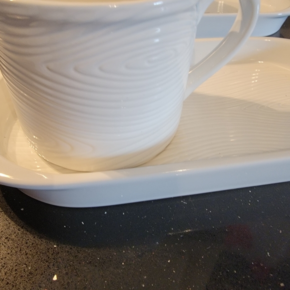 Elegant White Mug and Tray Set - Picture 4 of 5